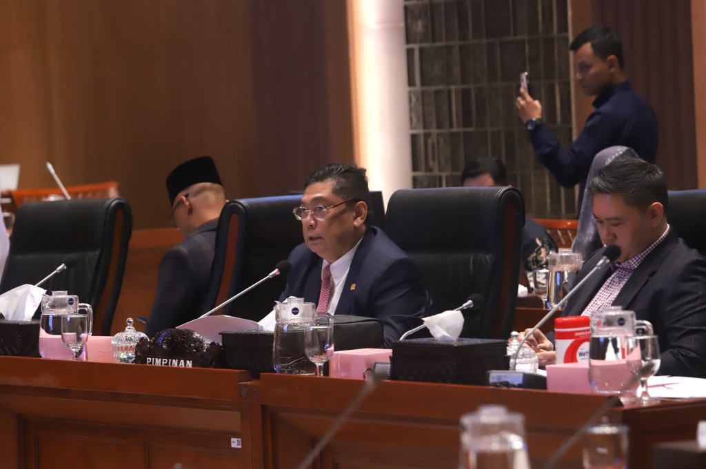Komisi I DPR menggelar raker dengan Menkomdigi Meutya Hafid membahas Ketahanan Digital Negara (Ashar/SinPo.id)