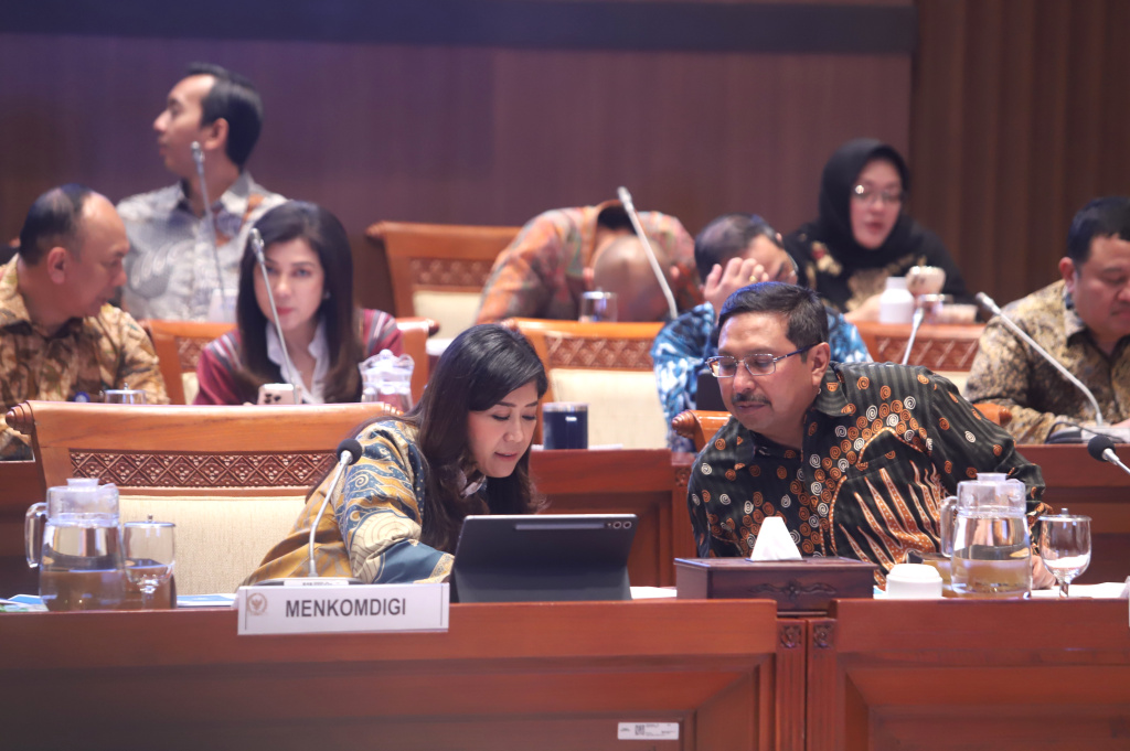 Komisi I DPR gelar raker dengan Menkomdigi Meutya Hafid membahas penyesuaian Anggaran 2026 (Ashar/SinPo.id)