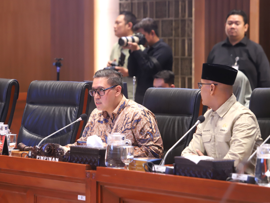Komisi I DPR gelar raker dengan Menkomdigi Meutya Hafid membahas penyesuaian Anggaran 2026 (Ashar/SinPo.id)
