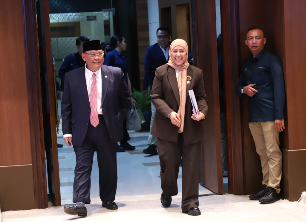 Komisi I DPR menggelar raker dengan Menkomdigi Meutya Hafid membahas anggaran tahun 2027 (Ashar/SinPo.id)