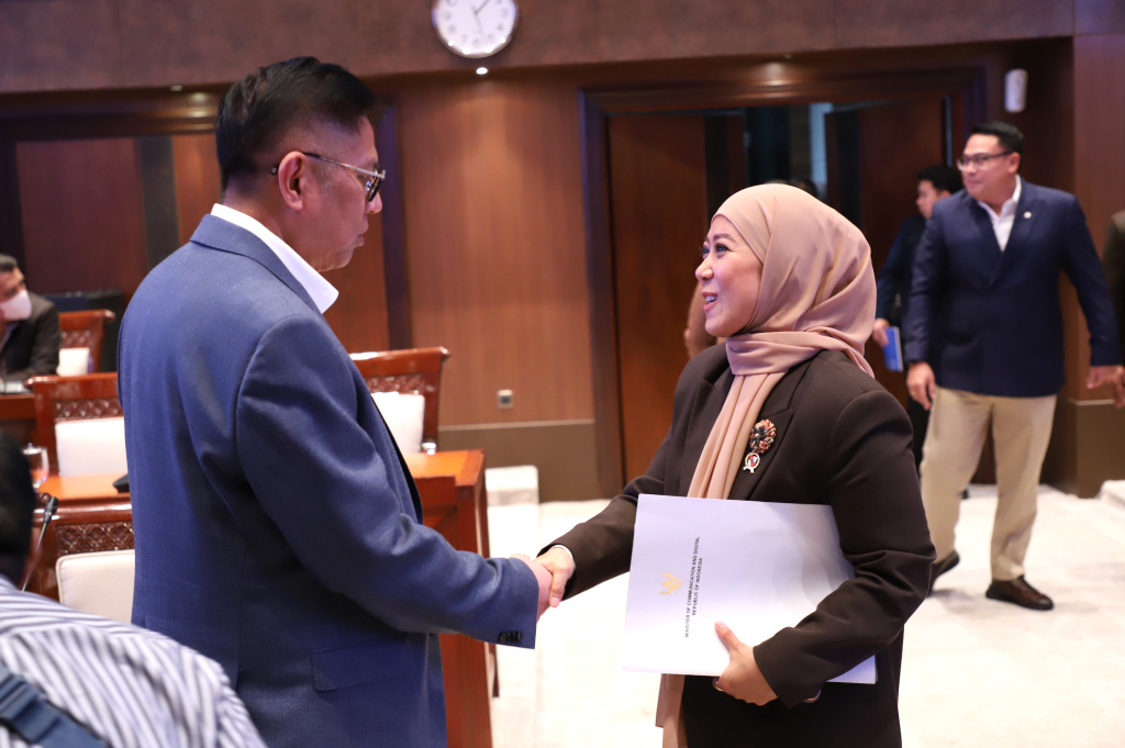 Komisi I DPR menggelar raker dengan Menkomdigi Meutya Hafid membahas anggaran tahun 2027 (Ashar/SinPo.id)