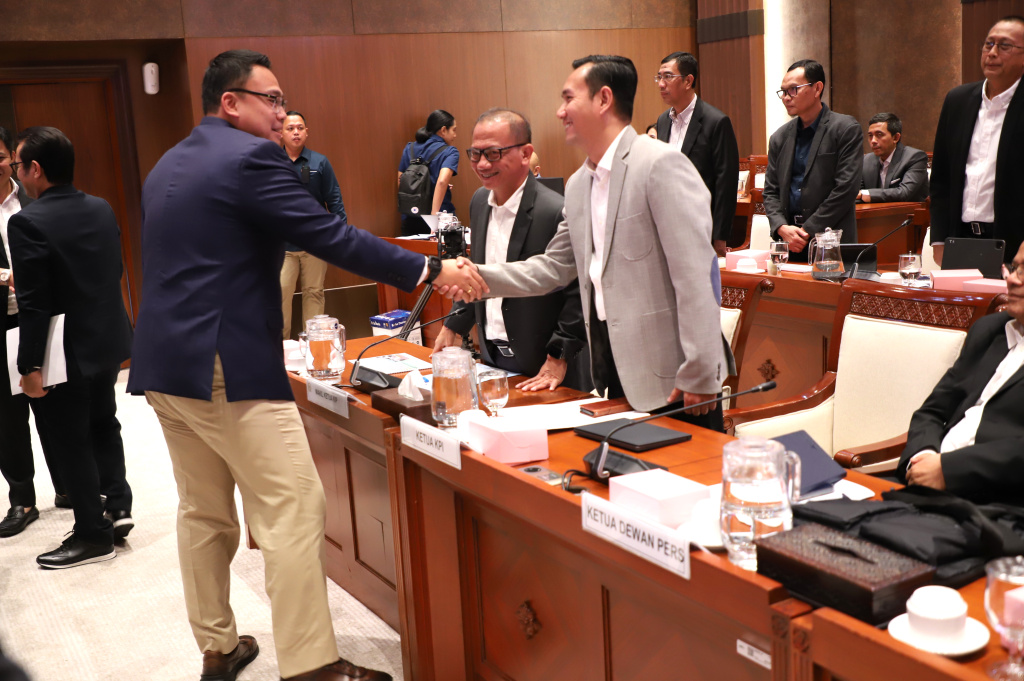 Komisi I DPR menggelar raker dengan Menkomdigi Meutya Hafid membahas anggaran tahun 2027 (Ashar/SinPo.id)