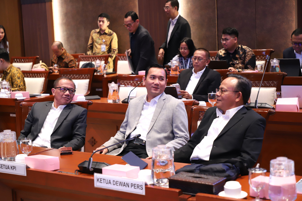 Komisi I DPR menggelar raker dengan Menkomdigi Meutya Hafid membahas anggaran tahun 2027 (Ashar/SinPo.id)