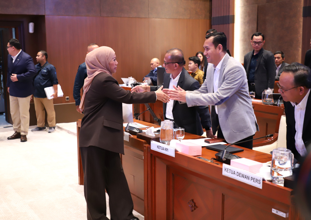 Komisi I DPR menggelar raker dengan Menkomdigi Meutya Hafid membahas anggaran tahun 2027 (Ashar/SinPo.id)