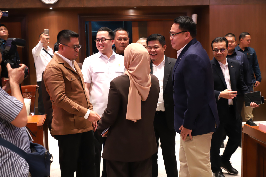 Komisi I DPR menggelar raker dengan Menkomdigi Meutya Hafid membahas anggaran tahun 2027 (Ashar/SinPo.id)