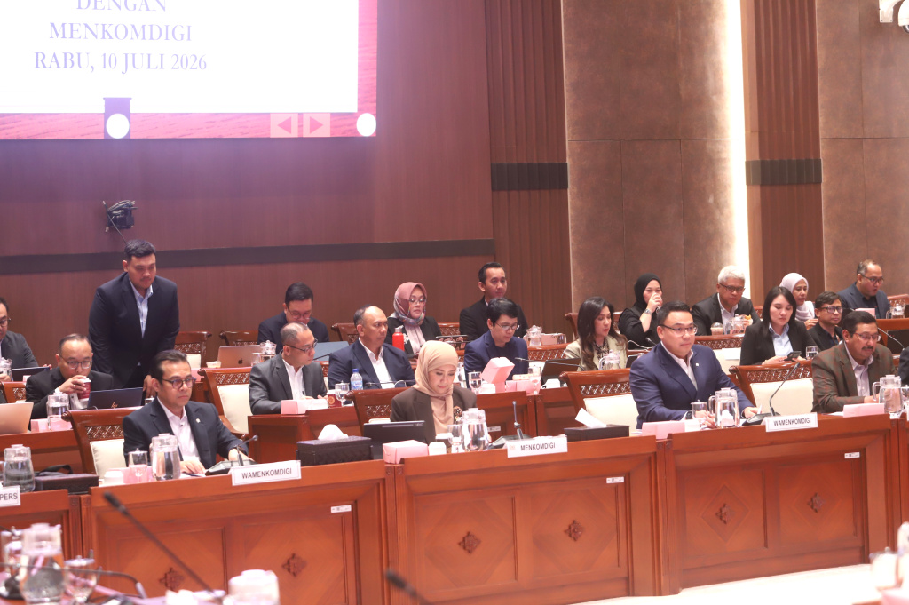 Komisi I DPR menggelar raker dengan Menkomdigi Meutya Hafid membahas anggaran tahun 2027 (Ashar/SinPo.id)
