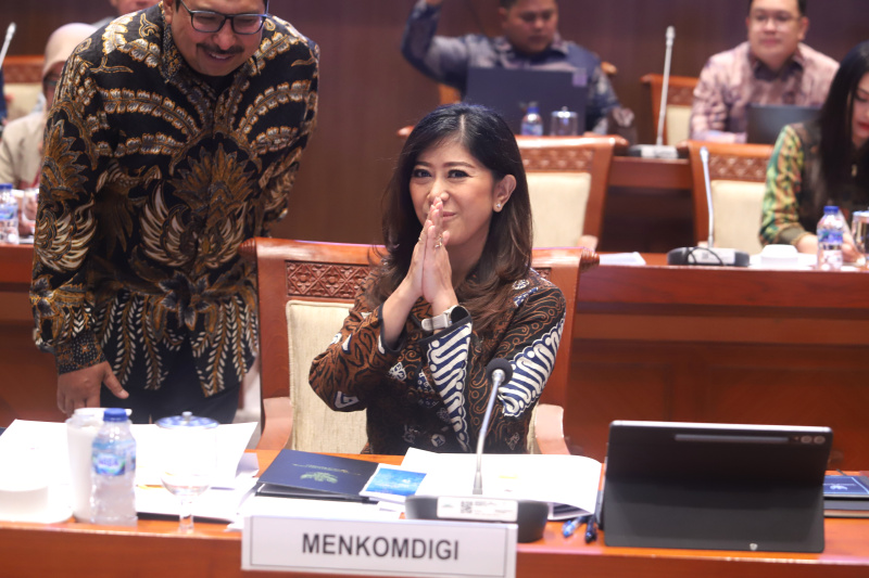 Komisi I DPR menggelar raker dengan Menkomdigi Meutya Hafid membahas RKA dan RKP RAPBN TA 2026 (Ashar/SinPo.id)