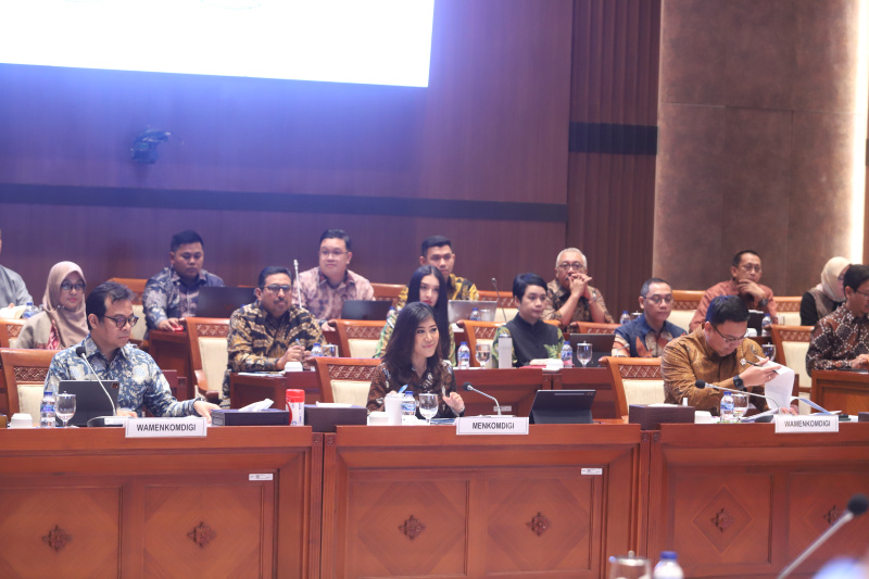Komisi I DPR menggelar raker dengan Menkomdigi Meutya Hafid membahas RKA dan RKP RAPBN TA 2026 (Ashar/SinPo.id)