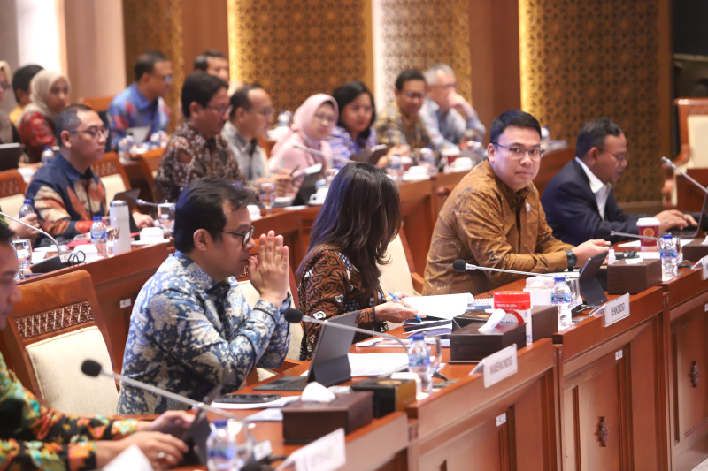 Komisi I DPR menggelar raker dengan Menkomdigi Meutya Hafid membahas RKA dan RKP RAPBN TA 2026 (Ashar/SinPo.id)