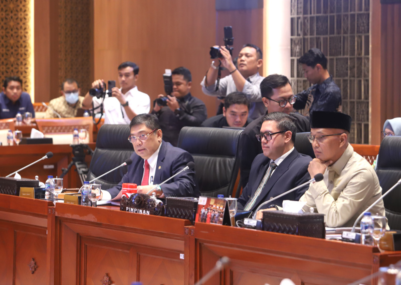 Komisi I DPR menggelar raker dengan Menkomdigi Meutya Hafid membahas RKA dan RKP RAPBN TA 2026 (Ashar/SinPo.id)