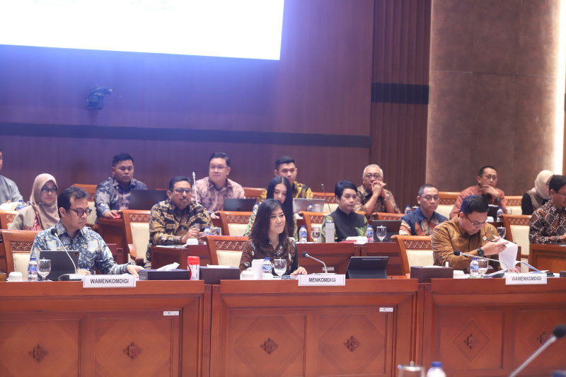 Komisi I DPR menggelar raker dengan Menkomdigi Meutya Hafid membahas RKA dan RKP RAPBN TA 2026 (Ashar/SinPo.id)