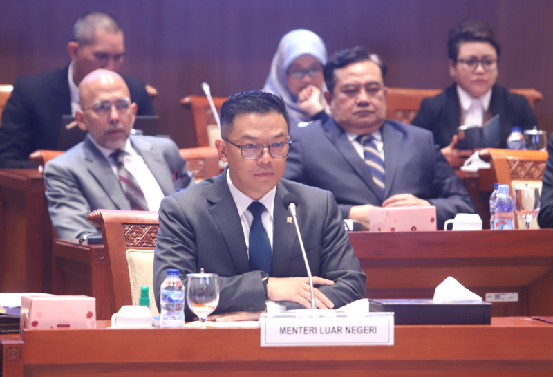 Komisi I menggelar raker dengan Menteri Luar Negeri (Menlu) Sugiono membahas kondisi geopolitik terkini seperti yang terjadi perang di Israel dan Iran (Ashar/SinPo.id)