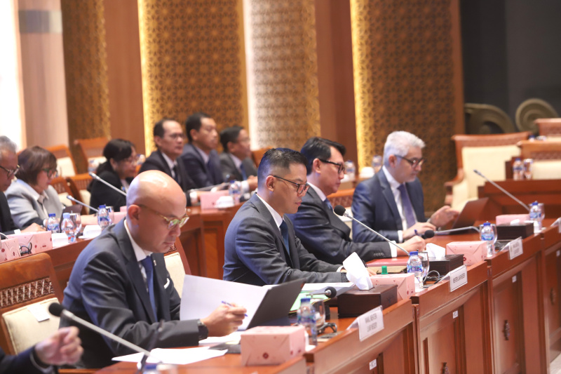 Komisi I menggelar raker dengan Menteri Luar Negeri (Menlu) Sugiono membahas kondisi geopolitik terkini seperti yang terjadi perang di Israel dan Iran (Ashar/SinPo.id)