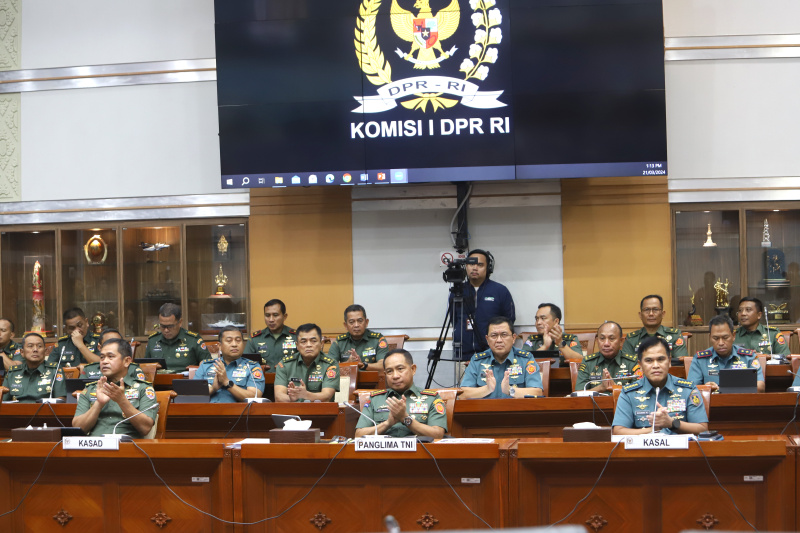 Komisi I DPR gelar Raker dengan Panglima TNI Agus Subiyanto , KASAD, KASAL dan KASAU membahas pengamanan jelang Hari Raya Idul Fitri dan Pemilihan Pilkada Serentak (Ashar/SinPo.id)