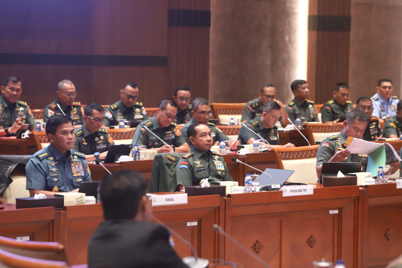 Komisi I DPR gelar raker dengan Panglima TNI Jenderal Agus Subiyanto membahas isu strategis dan pengamanan objek vital (Ashar/SinPo.id)