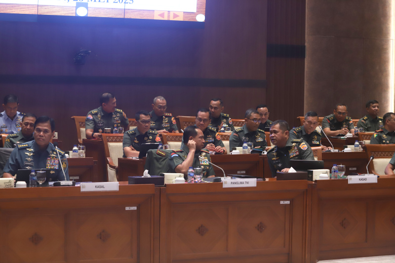 Komisi I DPR gelar raker dengan Panglima TNI Jenderal Agus Subiyanto membahas isu strategis dan pengamanan objek vital (Ashar/SinPo.id)