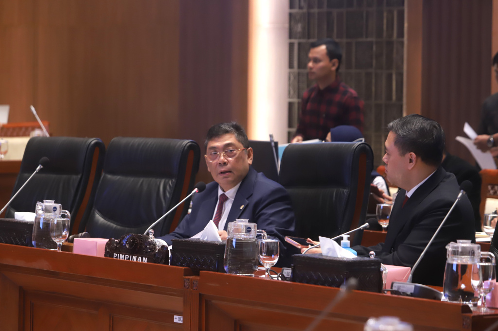 Komisi I DPR gelar raker dengan Wamenhan Donny Ermawan membahas hibah Alpalhankam dari pemerintahan Jepang (Ashar/SinPo.id)