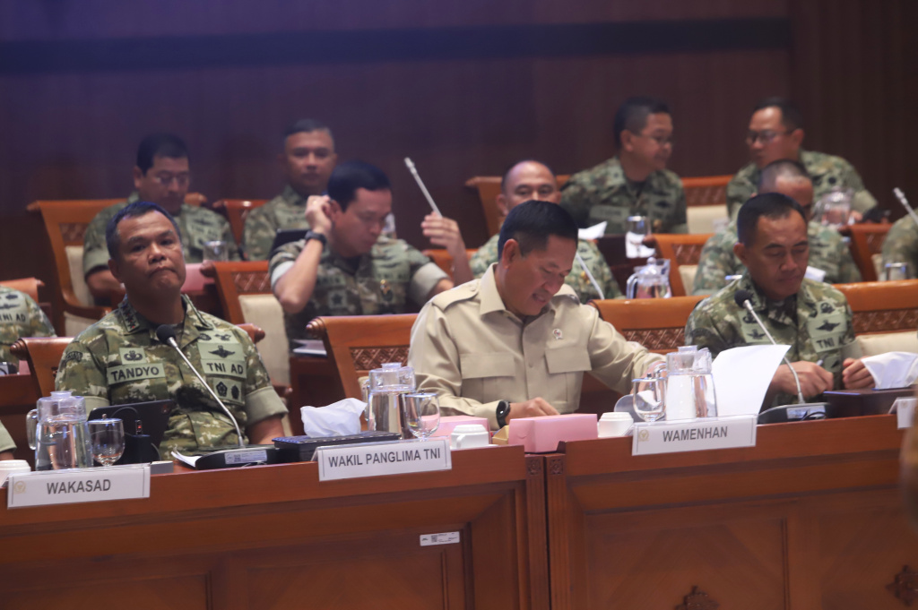Komisi I DPR gelar raker dengan Wamenhan Donny Ermawan membahas hibah Alpalhankam dari pemerintahan Jepang (Ashar/SinPo.id)