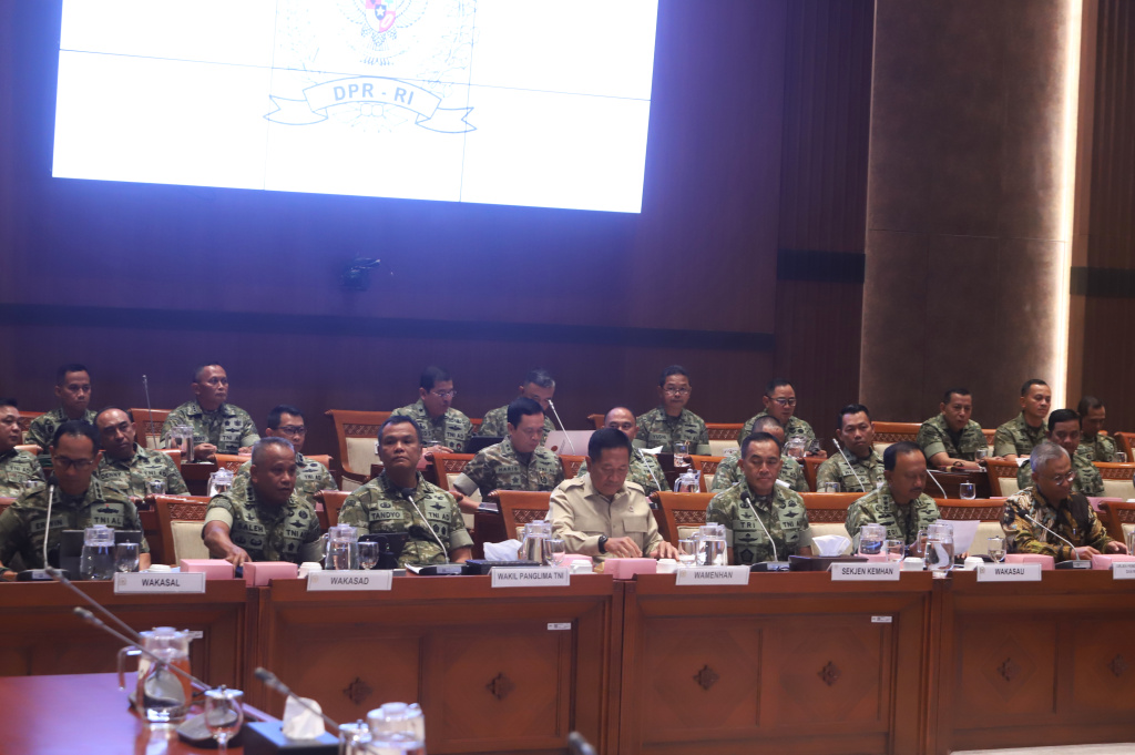 Komisi I DPR gelar raker dengan Wamenhan Donny Ermawan membahas hibah Alpalhankam dari pemerintahan Jepang (Ashar/SinPo.id)