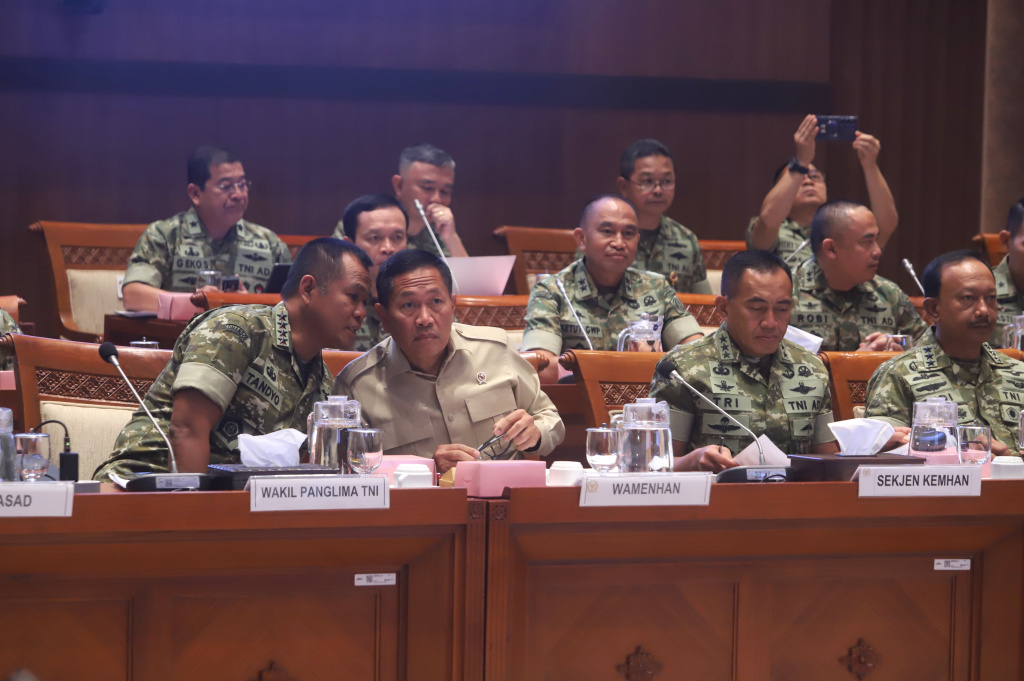 Komisi I DPR gelar raker dengan Wamenhan Donny Ermawan membahas hibah Alpalhankam dari pemerintahan Jepang (Ashar/SinPo.id)