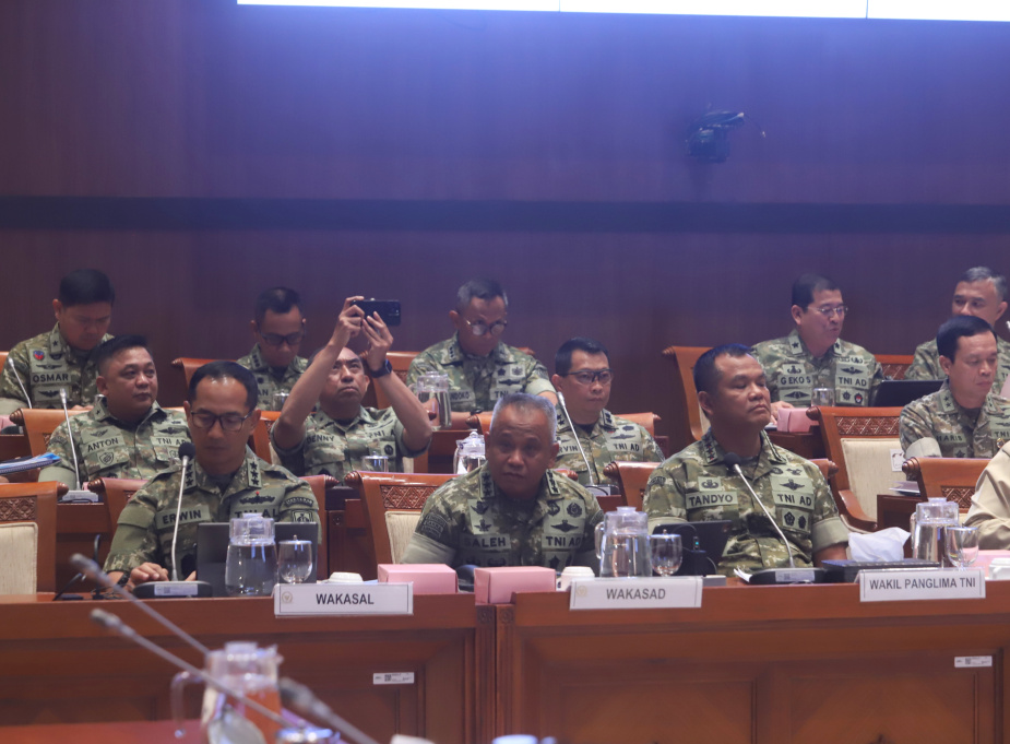 Komisi I DPR gelar raker dengan Wamenhan Donny Ermawan membahas hibah Alpalhankam dari pemerintahan Jepang (Ashar/SinPo.id)