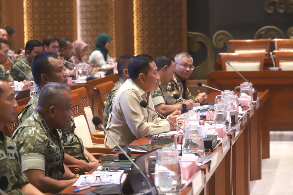 Komisi I DPR gelar raker dengan Wamenhan Donny Ermawan membahas hibah Alpalhankam dari pemerintahan Jepang (Ashar/SinPo.id)