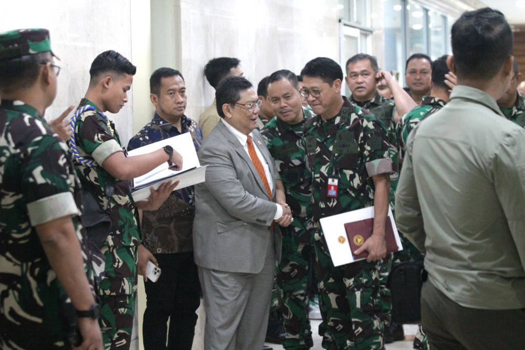 Komisi I DPR gelar raker dengan Wakil Menteri Pertahanan Donny Ermawan membahas RAPBN 2026 (Ashar/SinPo.)