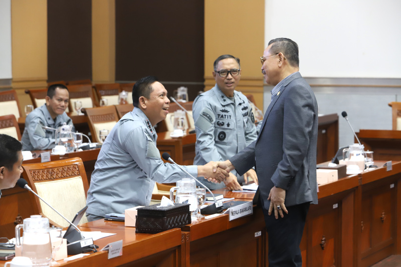 Komisi I DPR gelar rapat dengar pendapat dengan Kepala Bakamla RI Laksdya TNI Irvansyah membahas program 100 hari kerja (Ashar/SinPo.id)