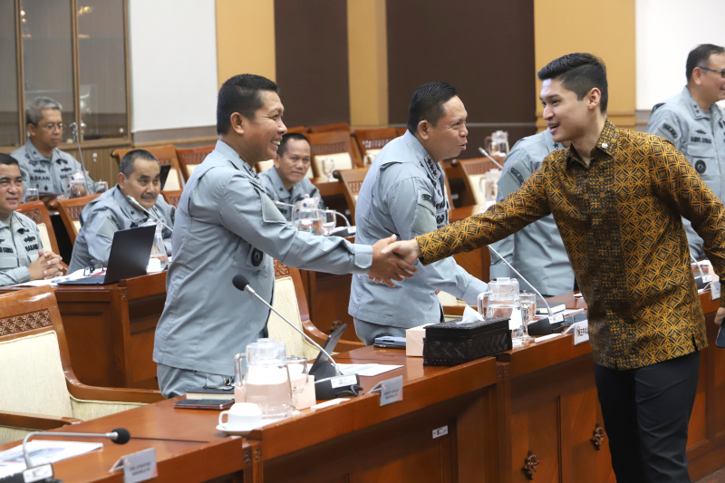 Komisi I DPR gelar rapat dengar pendapat dengan Kepala Bakamla RI Laksdya TNI Irvansyah membahas program 100 hari kerja (Ashar/SinPo.id)