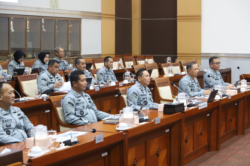 Komisi I DPR gelar rapat dengar pendapat dengan Kepala Bakamla RI Laksdya TNI Irvansyah membahas program 100 hari kerja (Ashar/SinPo.id)