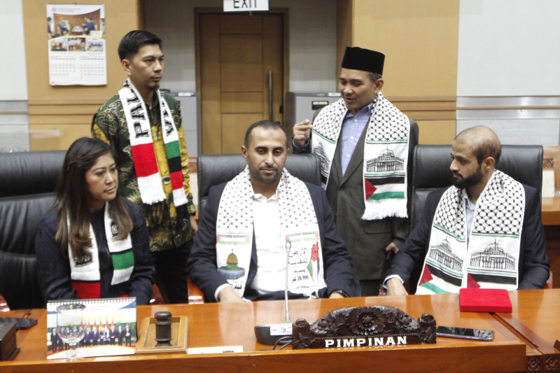 Ketua Komisi I DPR Meutya Hafid menerima kunjungan audensi warga dari Palestina (Ashar/SinPo.id)