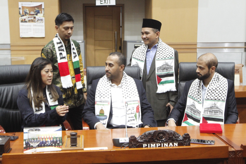 Ketua Komisi I DPR Meutya Hafid menerima kunjungan audensi warga dari Palestina (Ashar/SinPo.id)