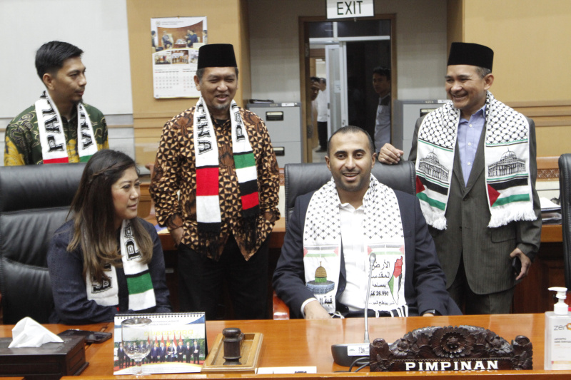 Ketua Komisi I DPR Meutya Hafid menerima kunjungan audensi warga dari Palestina (Ashar/SinPo.id)