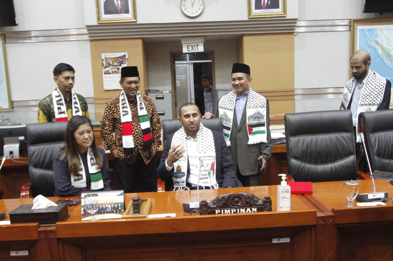 Ketua Komisi I DPR Meutya Hafid menerima kunjungan audensi warga dari Palestina (Ashar/SinPo.id)