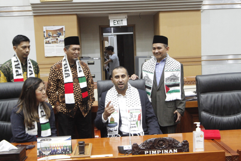 Ketua Komisi I DPR Meutya Hafid menerima kunjungan audensi warga dari Palestina (Ashar/SinPo.id)