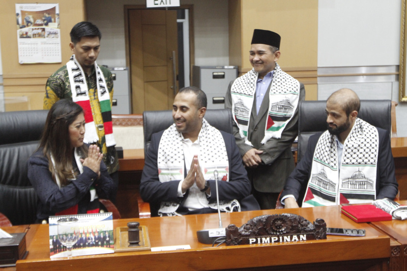 Ketua Komisi I DPR Meutya Hafid menerima kunjungan audensi warga dari Palestina (Ashar/SinPo.id)