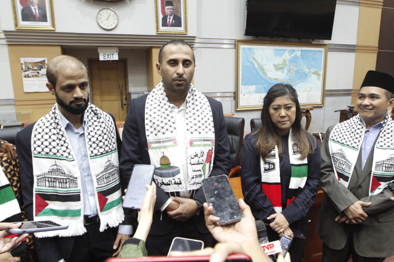 Ketua Komisi I DPR Meutya Hafid menerima kunjungan audensi warga dari Palestina (Ashar/SinPo.id)