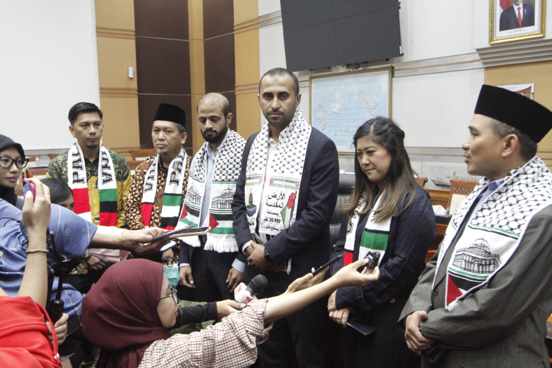 Ketua Komisi I DPR Meutya Hafid menerima kunjungan audensi warga dari Palestina (Ashar/SinPo.id)