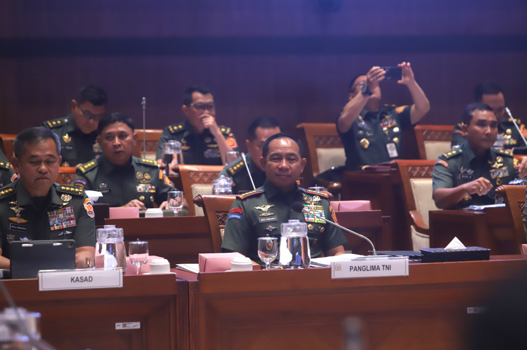 Komisi I DPR menggelar raker dengan Menteri Pertahanan (Menhan) Sjafrie Sjamsoeddin membahas rencana dan program kerja Kemhan 2026 (Ashar/SinPo.id)
