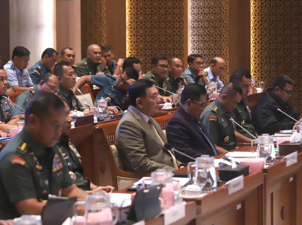 Komisi I DPR menggelar raker dengan Menteri Pertahanan (Menhan) Sjafrie Sjamsoeddin membahas rencana dan program kerja Kemhan 2026 (Ashar/SinPo.id)