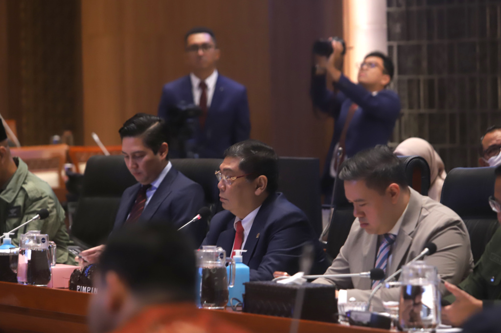 Komisi I DPR menggelar raker dengan Menteri Pertahanan (Menhan) Sjafrie Sjamsoeddin membahas rencana dan program kerja Kemhan 2026 (Ashar/SinPo.id)