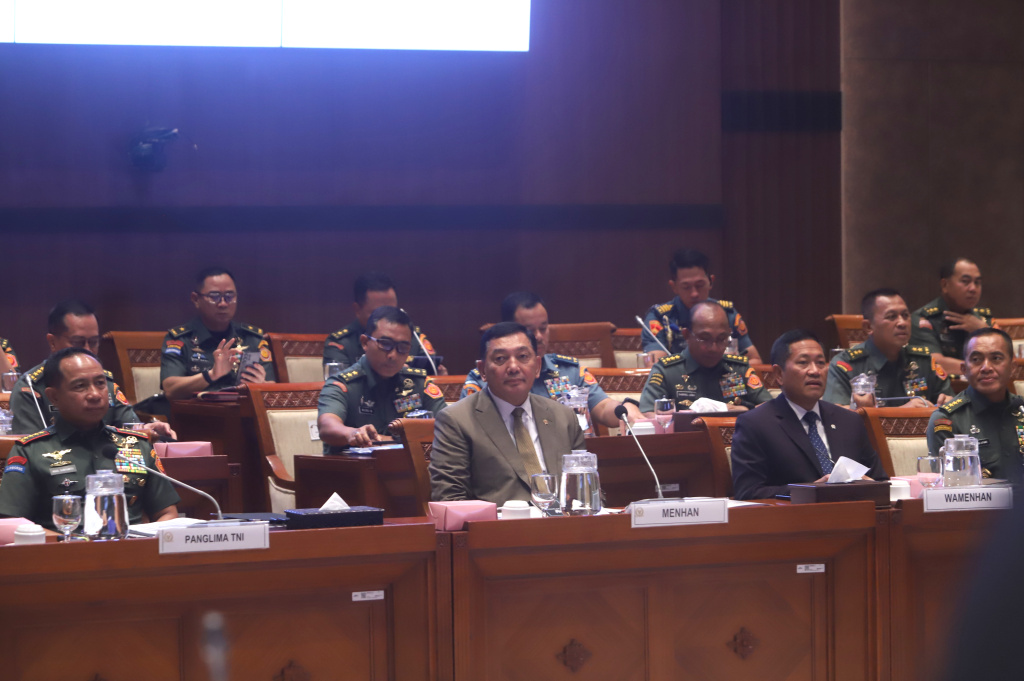 Komisi I DPR menggelar raker dengan Menteri Pertahanan (Menhan) Sjafrie Sjamsoeddin membahas rencana dan program kerja Kemhan 2026 (Ashar/SinPo.id)