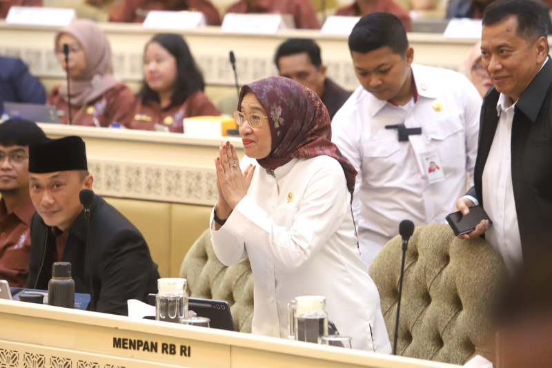 Komisi II Raker dengan MenPAN-RB Rini Widyantini membahas persiapan pengangkatan CPNS dan kebijakan BKN terkait WFA (Ashar/SinPo.id)
