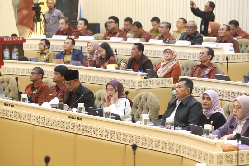 Komisi II Raker dengan MenPAN-RB Rini Widyantini membahas persiapan pengangkatan CPNS dan kebijakan BKN terkait WFA (Ashar/SinPo.id)