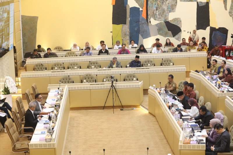 Komisi II Raker dengan MenPAN-RB Rini Widyantini membahas persiapan pengangkatan CPNS dan kebijakan BKN terkait WFA (Ashar/SinPo.id)