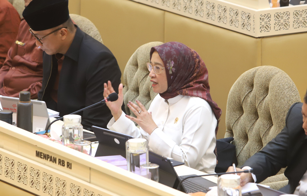 Komisi II Raker dengan MenPAN-RB Rini Widyantini membahas persiapan pengangkatan CPNS dan kebijakan BKN terkait WFA (Ashar/SinPo.id)