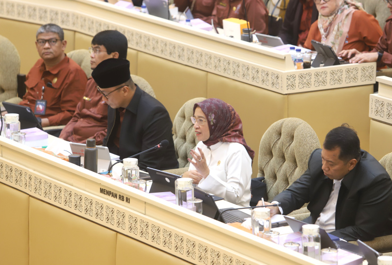 Komisi II Raker dengan MenPAN-RB Rini Widyantini membahas persiapan pengangkatan CPNS dan kebijakan BKN terkait WFA (Ashar/SinPo.id)