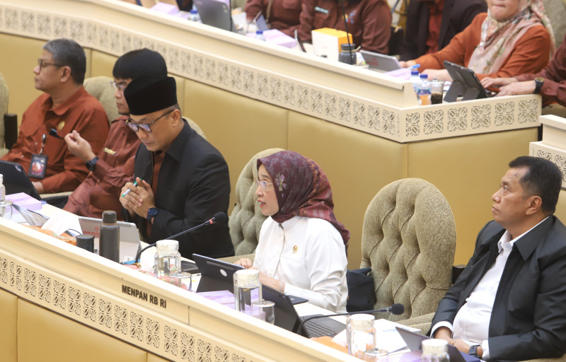 Komisi II Raker dengan MenPAN-RB Rini Widyantini membahas persiapan pengangkatan CPNS dan kebijakan BKN terkait WFA (Ashar/SinPo.id)