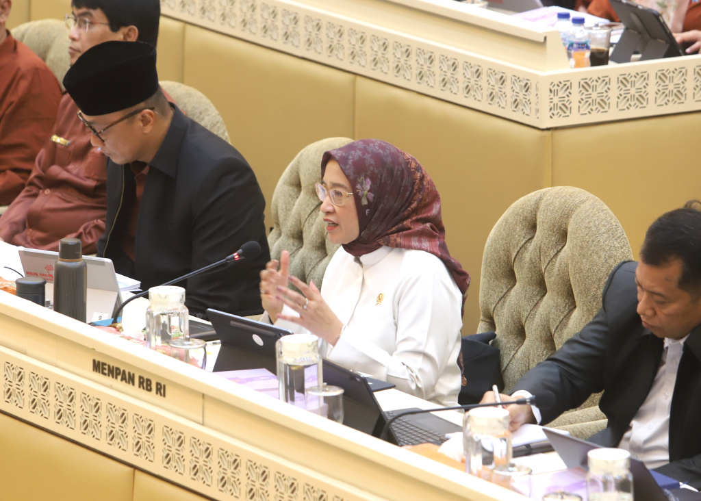 Komisi II Raker dengan MenPAN-RB Rini Widyantini membahas persiapan pengangkatan CPNS dan kebijakan BKN terkait WFA (Ashar/SinPo.id)