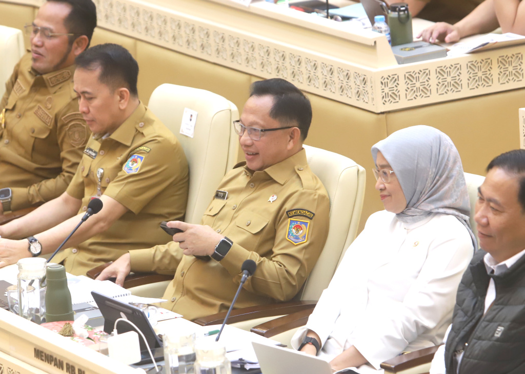 Komisi II DPR menggelar raker dengan Mendagri Tito Karnavian membahas PPPK dan Honorer (Ashar/SinPo.id)